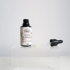 Imagen de un envase abierto con gotero de Sérum Revitalizante con ácido hialurónico y Rosa de Damasco de Arboleda Cosmética Natural.