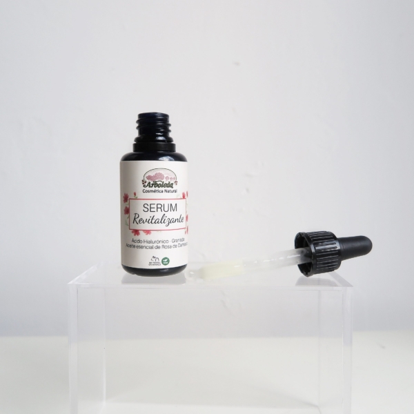 Imagen de un envase abierto con gotero de Sérum Revitalizante con ácido hialurónico y Rosa de Damasco de Arboleda Cosmética Natural.