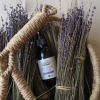 Imagen de un envase de Tónico Facial Calmante para piel sensible de Arboleda cosmética Natural en un cesto con lavanda natural.