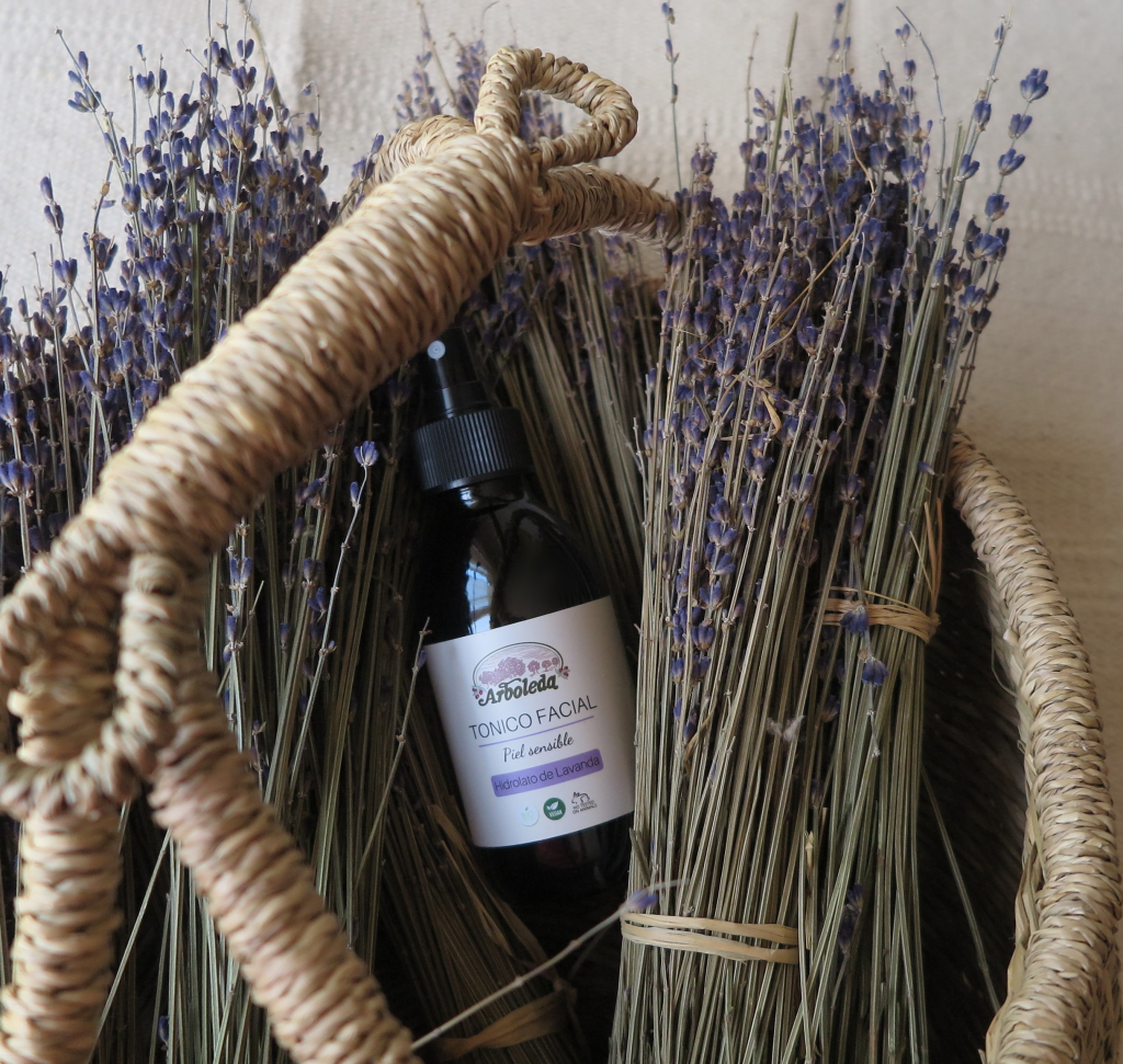 Imagen de un envase de Tónico Facial Calmante para piel sensible de Arboleda cosmética Natural en un cesto con lavanda natural.