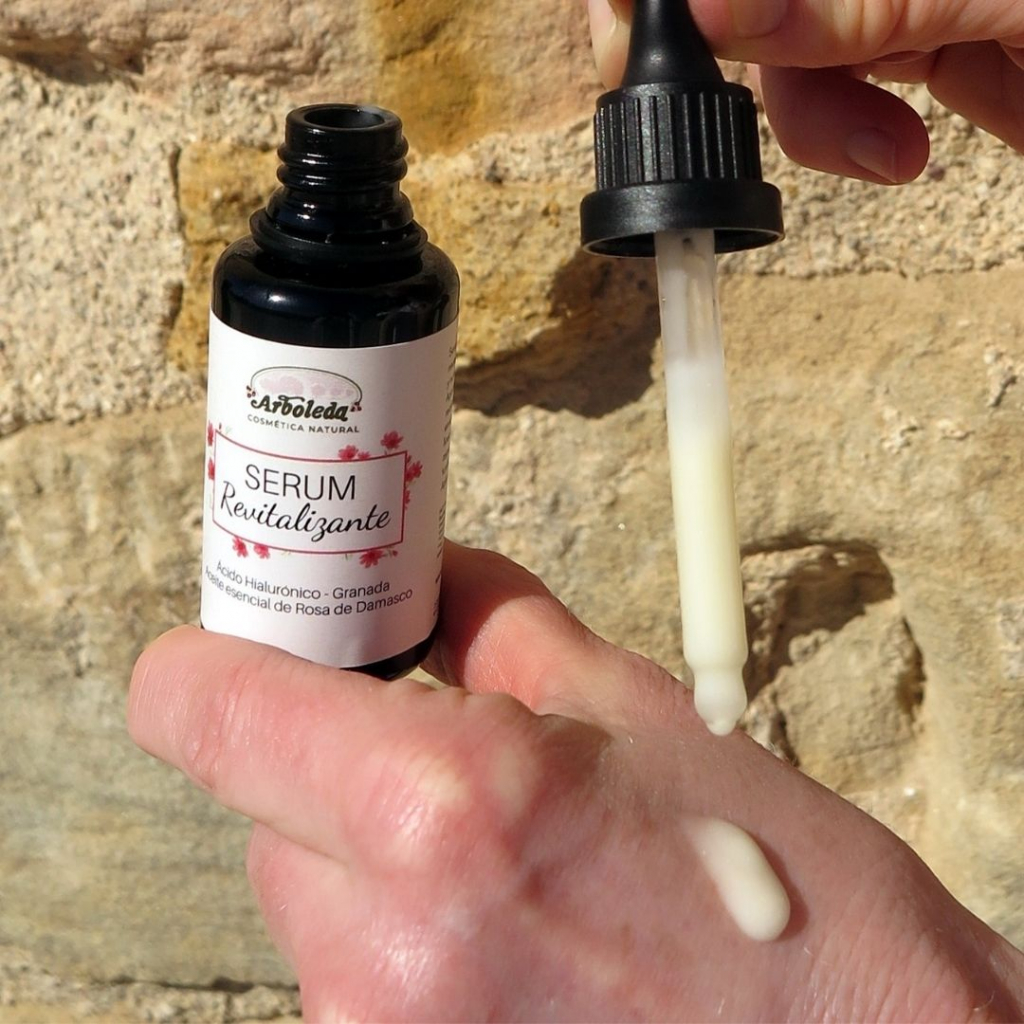 Iamgen ejemplo de aplicación del Sérum Revitalizante con ácido hialurónico y Rosa de Damasco de Arboleda Cosmética Natural.