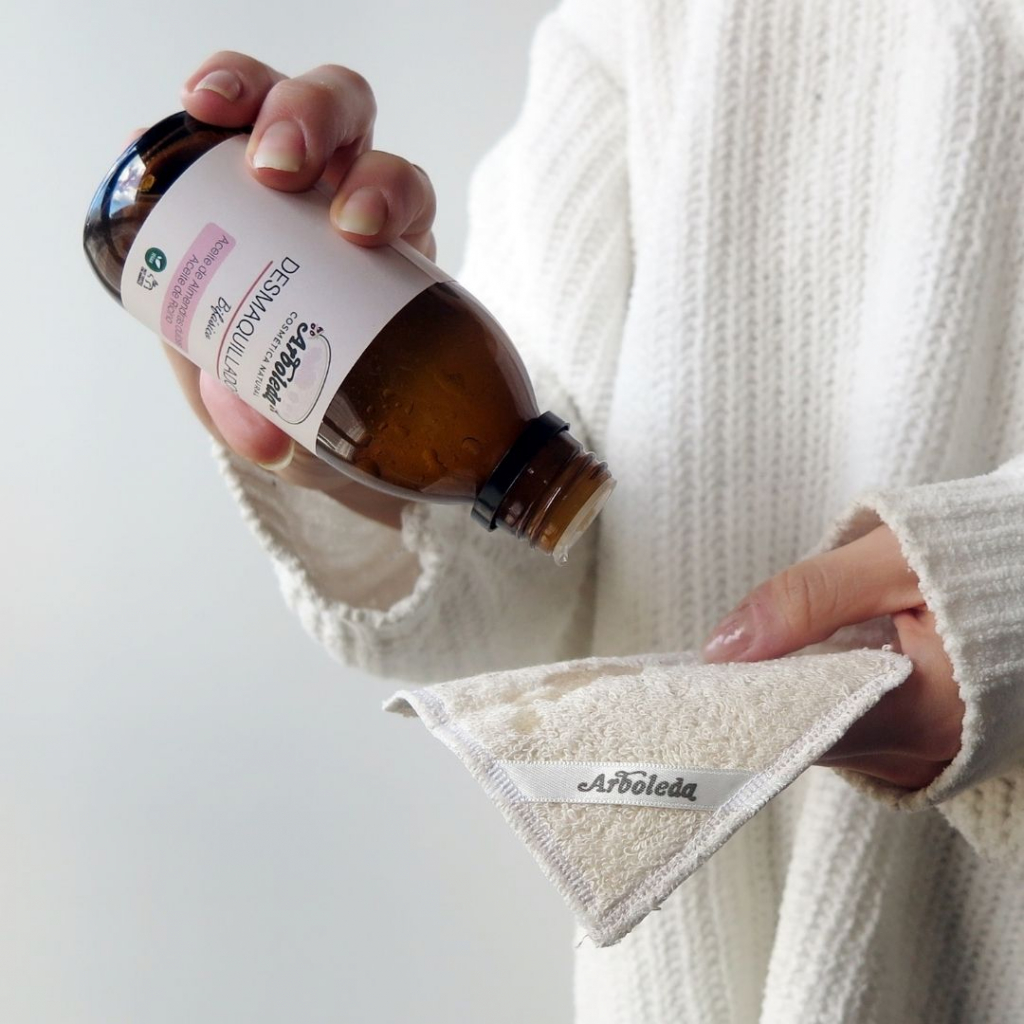 Ejemplo de aplicación del Desmaquillador Bifásico de Arboleda Cosmética Natural.