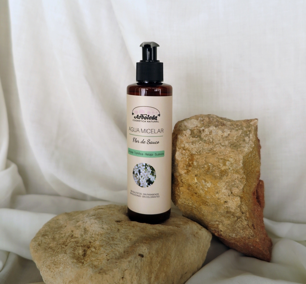 Envase de agua micelar ecológica con agua vegeta de saúco y aloe vera de Arboleda Cosmética Natural.