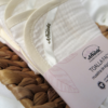 Imagen de un paquete con una toalla facial orgánica de muselina con certificado GOTS de Arboleda Cosmética Natural.