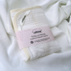 Imagen de un paquete con una toalla facial orgánica de muselina con certificado GOTS de Arboleda Cosmética Natural sobre fondo blanco.
