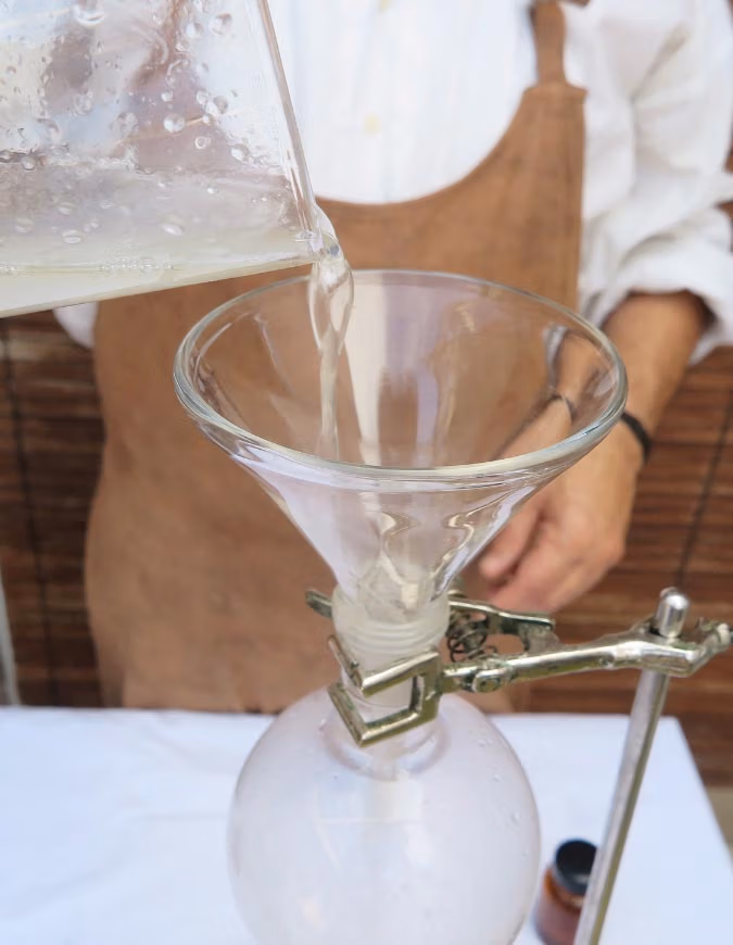 Imagen del proceso de elaboración de aceites esenciales de Arboleda Cosmética.