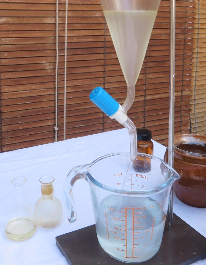 Imagen del proceso de elaboración y destilado de aceites esenciales de Arboleda Cosmética.