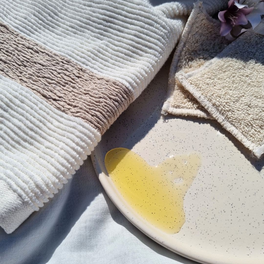 Textura sedosa del aceite limpiador facial natural